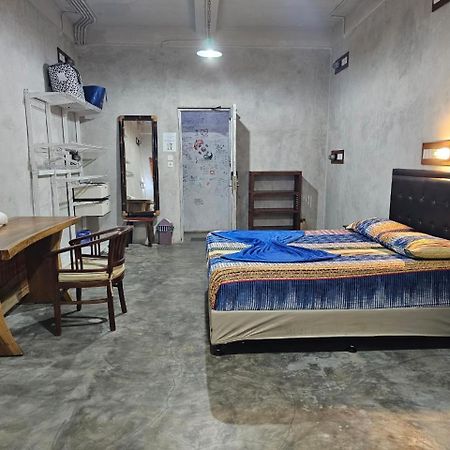 Bali Bobo Hostel Jimbaran Extérieur photo A room at the hotel