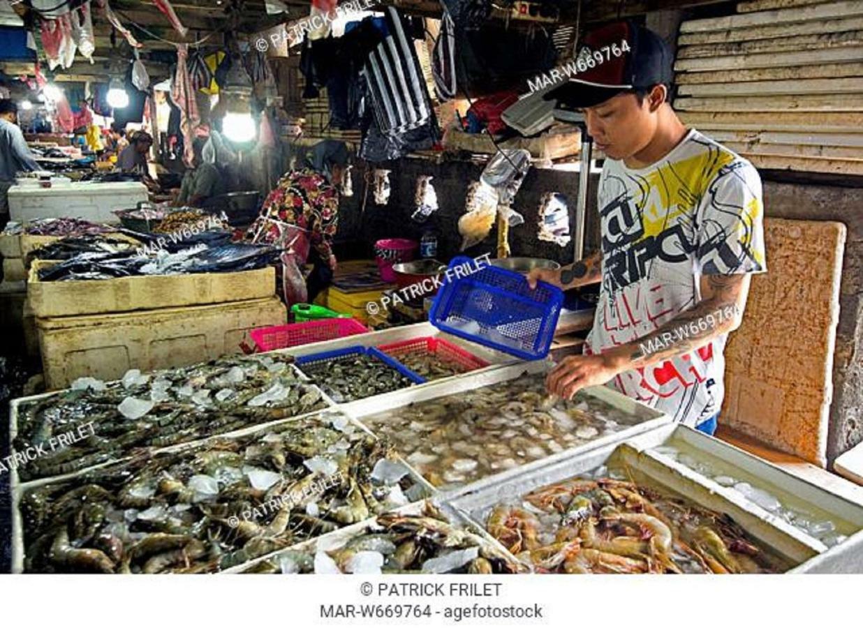Bali Bobo Hostel Jimbaran Extérieur photo A vendor selling seafood at the market