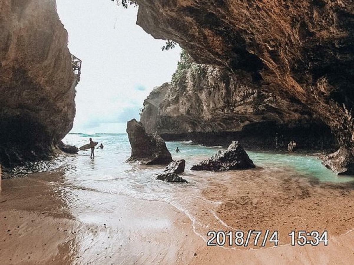 Bali Bobo Hostel Jimbaran Extérieur photo The beach at the entrance of the cave