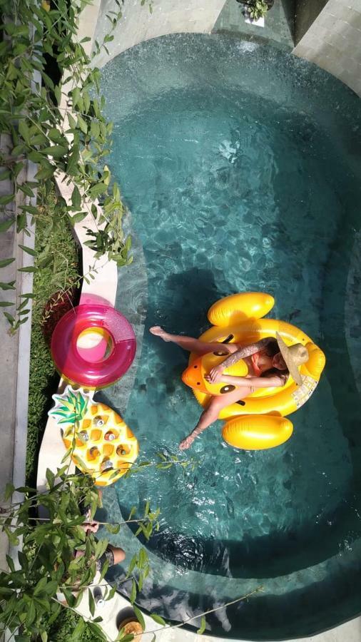 Bali Bobo Hostel Jimbaran Extérieur photo A woman on a float