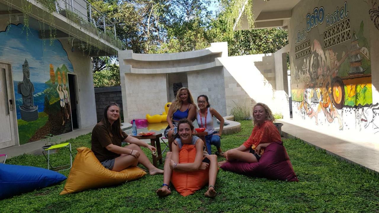 Bali Bobo Hostel Jimbaran Extérieur photo The garden of the hostel